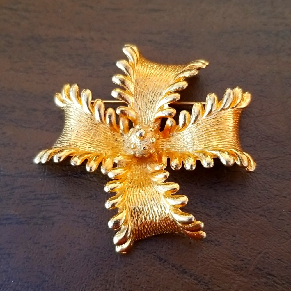 Dalsheim Gold Tone Brooch